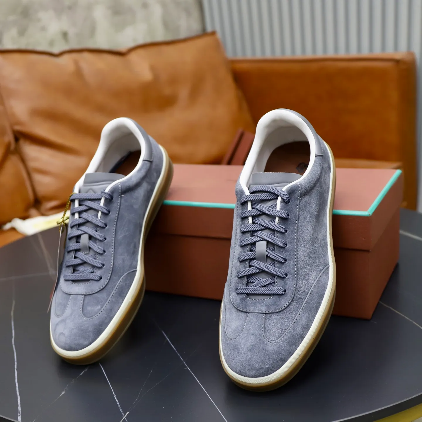 Ex-factory price: 560💰Loro Riana men’s moral training sneakers! Made from high-quality materials and designed in a low-cut silhouette, it offers an elegant and stylish look that's suitable for year-round wear. The unique double-layer sole aesthetic design, caramel cup-shaped outsole is decorated with off-white rubber trim, creating an attractive color combination. Pair with tailored pieces or jeans for a sophisticated yet casual look. The heel is decorated with soft cow leather tongue with Kummel color inserts and cotton laces with embossed LP logo. Upper: cow split suede. Lining: original thickened soft sheepskin. Size: 38-39-40-41-42-43-44 (customized in 45.46)